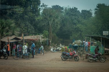 Sisli bir sabahta köy pazarı manzarası. Singur Batı Bengal Hindistan 20 Şubat 2023