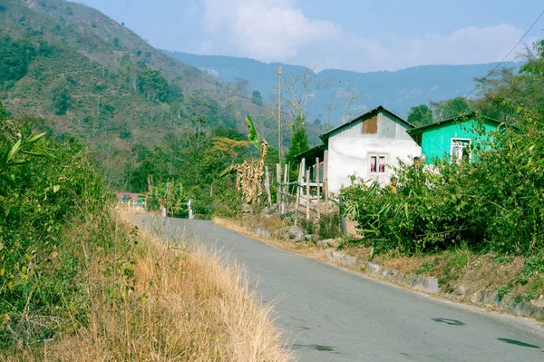 Una Calle Asfalto Que Conduce Hacia Montaña Fondo Enfoque Primer — Foto de Stock