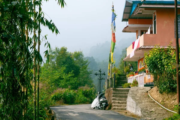 山の背景にインドの人気のある丘の駅で沿道の観光リゾート Tabakoshi Mirik Darjeeling Westベンガルインド南アジア太平洋2022年12月28日 — ストック写真