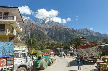 Arka planda dağ ve mavi gökyüzüne karşı bir Hint tepe istasyonu. Yungthum Vadisi Sikkim Hindistan Güney Asya Pasifik 25 Aralık 2022