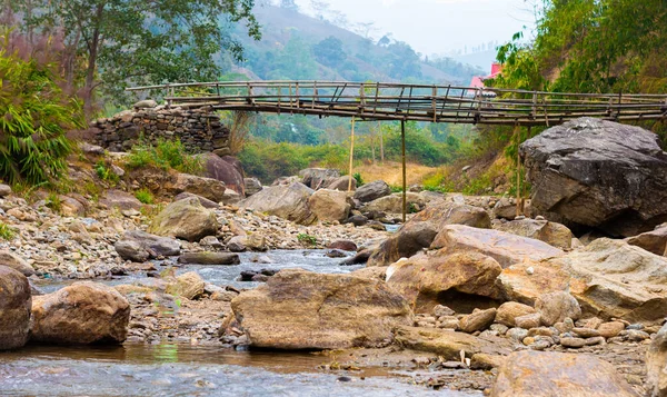 Μια Γέφυρα Μπαμπού Πάνω Από Ένα Στενό Βραχώδες Βουνό Ποτάμι — Φωτογραφία Αρχείου