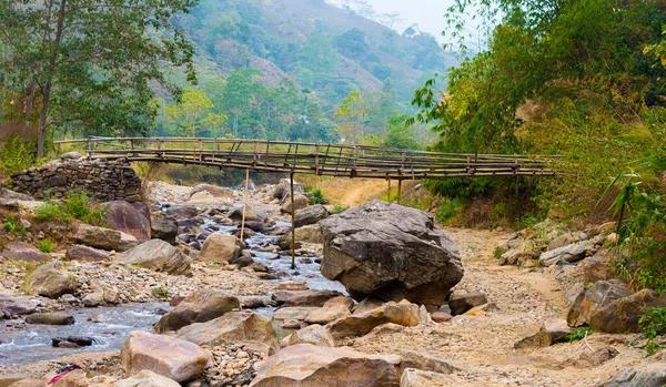 一座竹桥 横跨一条狭窄的岩石山河 与山林背景相对 Tabakoshi Mirik Darjeeling西孟加拉邦 — 图库照片