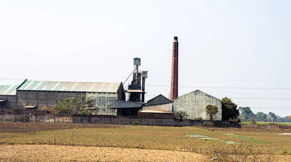 Industrielle Fabrikgebäude Landschaft Vor Klarem Himmel Hintergrund Und Landwirtschaftliches Feld — Stockfoto