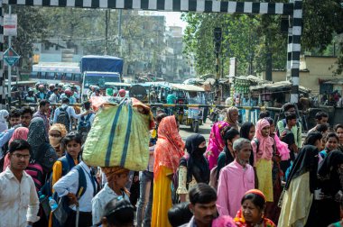 Hint demiryollarının kesiştiği yerde bir grup insan var. Ön plana odaklan. Moregram Tren İstasyonu Batı Bengal Hindistan Güney Asya Pasifik 27 Şubat 2013
