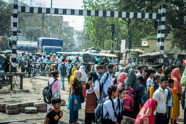 インドの鉄道レベルの交差点の近くに立っている人々の群衆 前景に焦点を当てる モレグラム鉄道駅西ベンガルインド南アジア太平洋2013年2月27日 — ストック写真