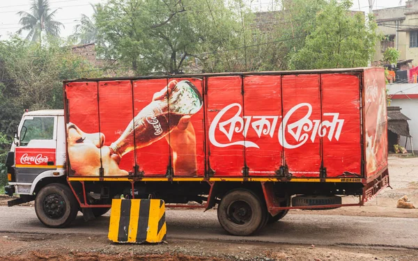 Coca Cola Marca Beve Camion Consegna Sulla Strada Della Città — Foto Stock