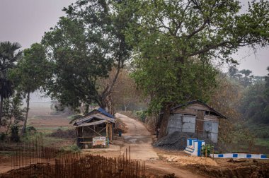 Kırsal köy ve sarı çamur yolu yaz manzarası. Hindistan kırsalında. Bankura Batı Bengal Hindistan Güney Asya Pasifik
