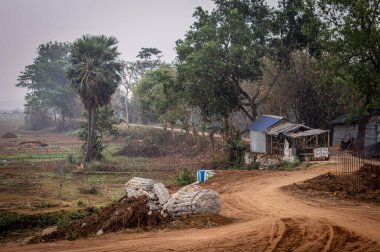 Kırsal bir köyün U biçimli toprak yolu. Yaz manzarası. Hindistan kırsalında. Bankura Batı Bengal Hindistan Güney Asya Pasifik