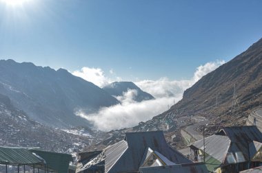 Güneşli bir günde dağ vadisinde bulutlar uçuşuyor. Sikkim Hindistan Güney Asya Pasifik