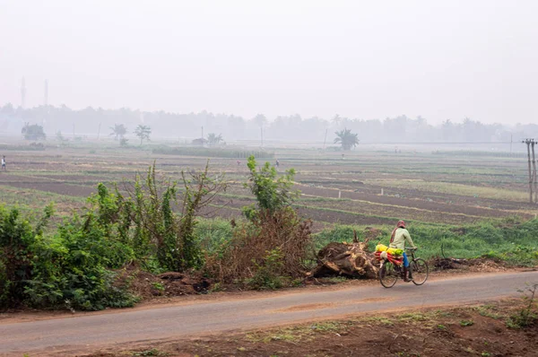 Una Gente Del Pueblo Montar Bicicleta Una Carretera Rural Distancia — Foto de Stock