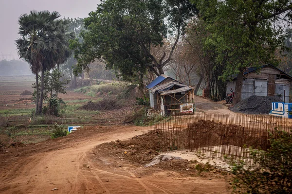 Kırsal bir köyün kirli yolu. Yaz manzarası. Hindistan kırsalında. Bankura Batı Bengal Hindistan Güney Asya Pasifik