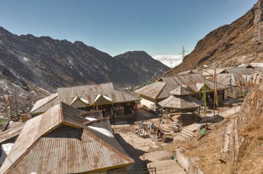 Dağ Vadisi 'yle çevrili bir Bazar Pazarı' nın çatısında. Üst Manzara. Sikkim Batı Bengal Hindistan