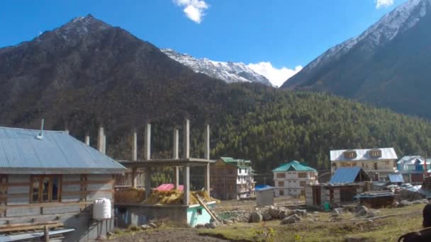 Uma Pequena Aldeia Himalayan Mountain Valley Chitkul Himachal Pradesh Índia — Vídeo de Stock