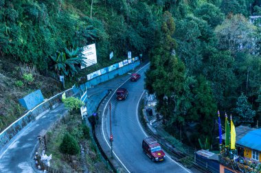 Ariel View iki şeritli otoyol. Peyzaj mavisi. Ulaşım Arkaplanı Sikkim Batı Bengal Hindistan Güney Asya Pasifik 22 Aralık 2021