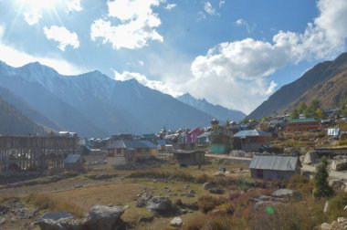 Dağ Vadisindeki İnsan Yerleşkesi. Chitkul Himachal Pradesh Hindistan Güney Asya Pasifik