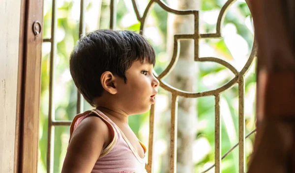 Ребенок Смотрит Окно Ждет Мама Вернется Домой Asian Indian Boy — стоковое фото