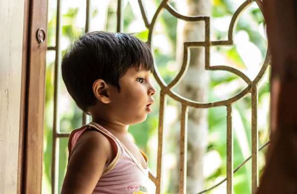 Bebé Mirando Por Ventana Esperando Que Mamá Regrese Casa Asiático — Foto de Stock