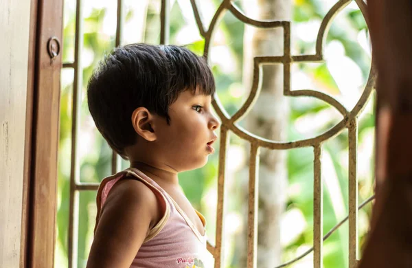 Ребенок Смотрит Окно Ждет Мама Вернется Домой Asian Indian Boy — стоковое фото