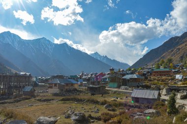 Dağ Vadisindeki İnsan Yerleşkesi. Chitkul Himachal Pradesh Hindistan Güney Asya Pasifik