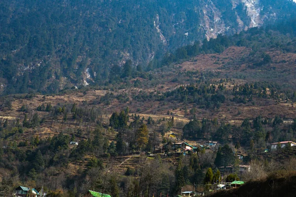 Ein Kleines Dorf Einem Gebirgstal Landschaft Blick Aus Der Ferne — Stockfoto