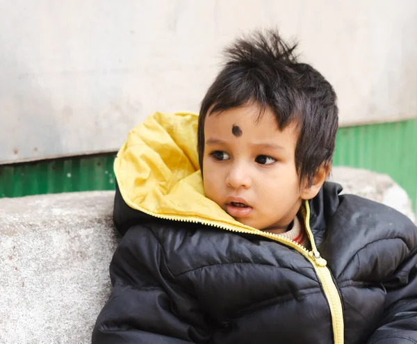 Симпатичный Ребенок Зимней Одежде Сидит Скамейке Парке — стоковое фото