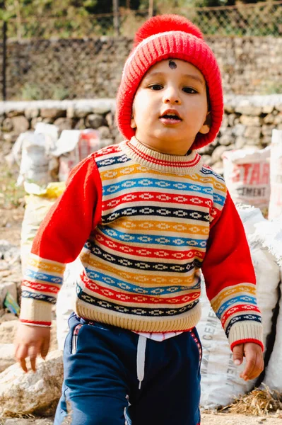 Bebé Feliz Suéter Rojo Sombrero Posando Mirando Cámara — Foto de Stock