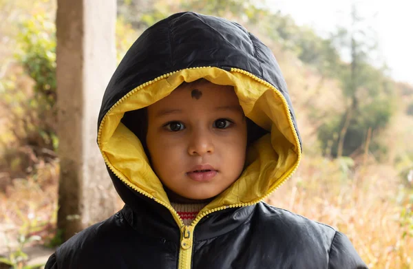 赤ちゃんのフードの笑顔を着て カメラを見てかわいい赤ちゃん かわいい赤ちゃんインディアンの民族年齢2年 — ストック写真