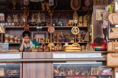 Dükkanında el yapımı ürünler satan bir bayan. Asansol Tren İstasyonu Batı Bengal Hindistan 20 Haziran 2023