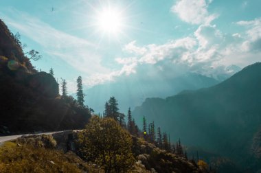 Gün batımının güzel ışıkları dağların üzerine düşüyor.
