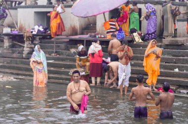 Hindu Sanatçılar Varanasi 'deki Ganj Nehri kıyısında kutsal Kumbha Mela sırasında Holi Hamamına gidiyorlar. Benaras Uttar Pradesh Hindistan Güney Asya Pasifik 5 Ocak 2024