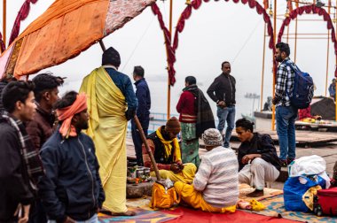Hindu dindarlar, Varanasi Ghat, Benaras UP Güney Asya 'da 5 Ocak 2024' te kumbha mela sırasında dini ayinler yapıyorlar.