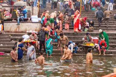 Varanasi 'deki Ganj Nehri kıyısında Holi Hamamı' na giden Hindu Sanatçılar kalabalığı. Uğurlu Kumbha Mela sırasında. Benaras Uttar Pradesh Hindistan Güney Asya Pasifik 5 Ocak 2024