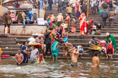 Varanasi 'deki Ganj Nehri kıyısında Holi Hamamı' na giden Hindu Sanatçılar kalabalığı. Uğurlu Kumbha Mela sırasında. Benaras Uttar Pradesh Hindistan Güney Asya Pasifik 5 Ocak 2024