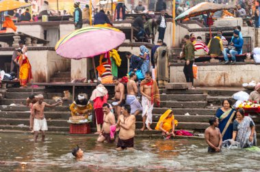 Varanasi 'deki Ganj Nehri kıyısında Holi Hamamı' na giden Hindu Sanatçılar kalabalığı. Uğurlu Kumbha Mela sırasında. Benaras Uttar Pradesh Hindistan Güney Asya Pasifik 5 Ocak 2024