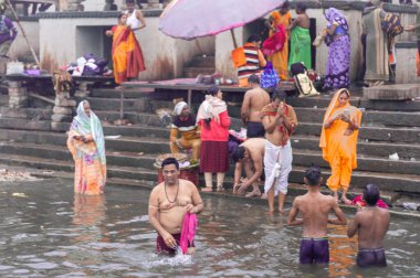 Hindu Sanatçılar Varanasi 'deki Ganj Nehri kıyısında kutsal Kumbha Mela sırasında Holi Hamamına gidiyorlar. Benaras Uttar Pradesh Hindistan Güney Asya Pasifik 5 Ocak 2024