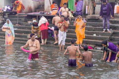 Hindu Sanatçılar Varanasi 'deki Ganj Nehri kıyısında kutsal Kumbha Mela sırasında Holi Hamamına gidiyorlar. Benaras Uttar Pradesh Hindistan Güney Asya Pasifik 5 Ocak 2024