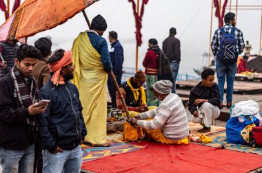 Hindu dindarlar, Varanasi Ghat, Benaras UP Güney Asya 'da 5 Ocak 2024' te kumbha mela sırasında dini ayinler yapıyorlar.