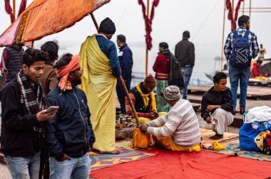 Hindu dindarlar, Varanasi Ghat, Benaras UP Güney Asya 'da 5 Ocak 2024' te kumbha mela sırasında dini ayinler yapıyorlar.