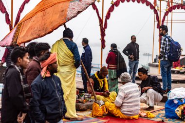 Hindu dindarlar, Varanasi Ghat, Benaras UP Güney Asya 'da 5 Ocak 2024' te kumbha mela sırasında dini ayinler yapıyorlar.