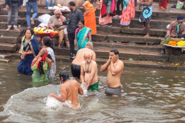 Hindu Sanatçılar Varanasi 'deki Ganj Nehri kıyısında kutsal Kumbha Mela sırasında Holi Hamamına gidiyorlar. Benaras Uttar Pradesh Hindistan Güney Asya Pasifik 5 Ocak 2024