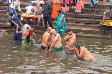 Hindu Sanatçılar Varanasi 'deki Ganj Nehri kıyısında kutsal Kumbha Mela sırasında Holi Hamamına gidiyorlar. Benaras Uttar Pradesh Hindistan Güney Asya Pasifik 5 Ocak 2024