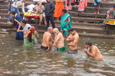 Hindu Sanatçılar Varanasi 'deki Ganj Nehri kıyısında kutsal Kumbha Mela sırasında Holi Hamamına gidiyorlar. Benaras Uttar Pradesh Hindistan Güney Asya Pasifik 5 Ocak 2024