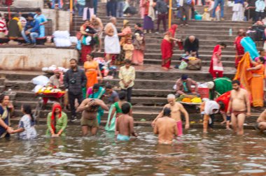 Varanasi 'deki Ganj Nehri kıyısında Holi Hamamı' na giden Hindu Sanatçılar kalabalığı. Uğurlu Kumbha Mela sırasında. Benaras Uttar Pradesh Hindistan Güney Asya Pasifik 5 Ocak 2024
