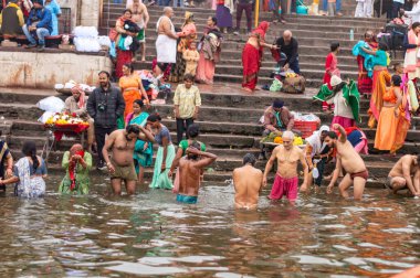 Varanasi 'deki Ganj Nehri kıyısında Holi Hamamı' na giden Hindu Sanatçılar kalabalığı. Uğurlu Kumbha Mela sırasında. Benaras Uttar Pradesh Hindistan Güney Asya Pasifik 5 Ocak 2024