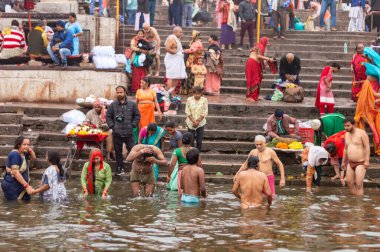 Varanasi 'deki Ganj Nehri kıyısında Holi Hamamı' na giden Hindu Sanatçılar kalabalığı. Uğurlu Kumbha Mela sırasında. Benaras Uttar Pradesh Hindistan Güney Asya Pasifik 5 Ocak 2024