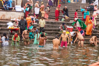 Varanasi 'deki Ganj Nehri kıyısında Holi Hamamı' na giden Hindu Sanatçılar kalabalığı. Uğurlu Kumbha Mela sırasında. Benaras Uttar Pradesh Hindistan Güney Asya Pasifik 5 Ocak 2024