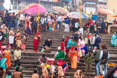 Varanasi 'deki Ganj Nehri kıyısında Holi Hamamı' na giden Hindu Sanatçılar kalabalığı. Uğurlu Kumbha Mela sırasında. Benaras Uttar Pradesh Hindistan Güney Asya Pasifik 5 Ocak 2024