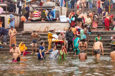 Varanasi 'deki Ganj Nehri kıyısında Holi Hamamı' na giden Hindu Sanatçılar kalabalığı. Uğurlu Kumbha Mela sırasında. Benaras Uttar Pradesh Hindistan Güney Asya Pasifik 5 Ocak 2024