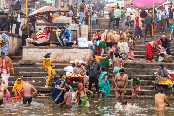 Varanasi 'deki Ganj Nehri kıyısında Holi Hamamı' na giden Hindu Sanatçılar kalabalığı. Uğurlu Kumbha Mela sırasında. Benaras Uttar Pradesh Hindistan Güney Asya Pasifik 5 Ocak 2024