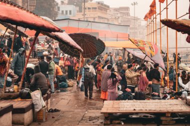 Kış başında dini festival sırasında Varanasi Ghat manzarası. Varanasi Uttar Pradesh Hindistan Güney Asya 21 Aralık 2023